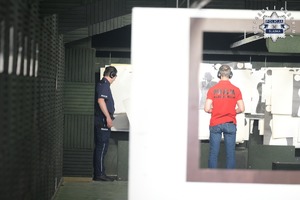 Na zdjęciu policjanci na strzelnicy.