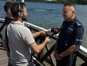 media i przedstawiciele służb podczas konferencji prasowej