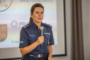 Umundurowana policjantka prowadząca briefing w trakcie przemowy