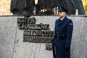 Zdjęcie przedstawia policjanta w mundurze galowym