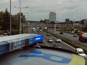 Na zdjęciu widoczna jest panorama katowic nad dachem policyjnego radiowozu