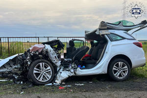 na zdjęciu biały samochód z uszkodzeniami