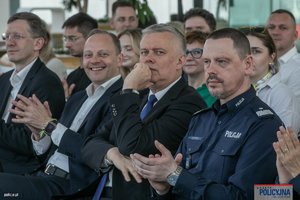 na zdjęciu komendant główny i minister spraw wewnętrznych na publiczności
