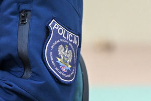 Na zdjęciu widoczny jest rękach policyjnego munduru z naszywką Wydziału Ruchu Drogowego Komendy Wojewódzkiej Policji.