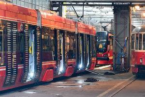 Na zdjęciu widać trzy czerwone tramwaje.