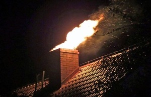 na zdjęciu komin, z którego wydobywa się ogień