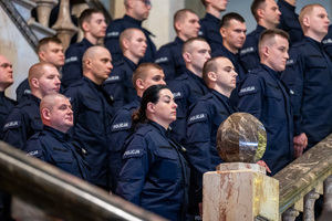 Nowo przyjęci policjanci, składający ślubowanie.
