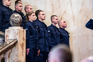 Nowo przyjęci funkcjonariusze składający rotę ślubowania.