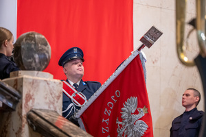 Sztandar Komendy Wojewódzkiej Policji w Katowicach podczas uroczystości ślubowania.