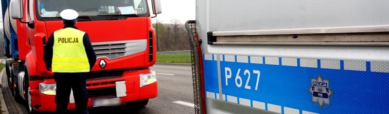 zdjęcie - policjant stojący przed ciężarówką