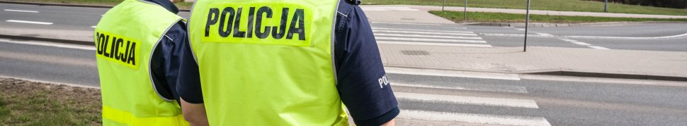 policjanci drogówki w trakcie akcji NURD w pobliżu przejścia dla pieszych - baner