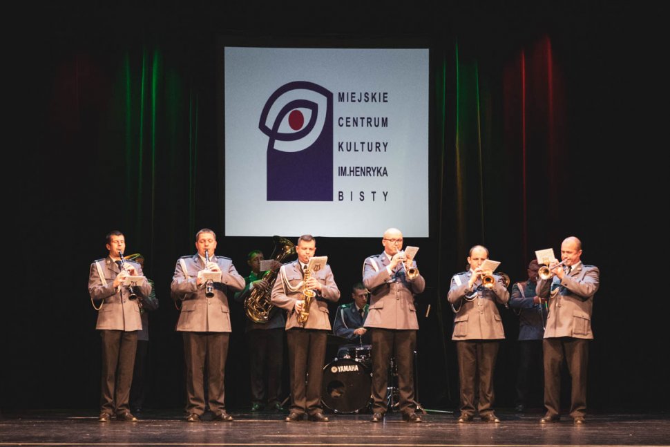 policyjna orkiestra w trakcie koncertu