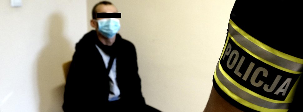 Policjant pilnuje zatrzymanego