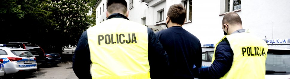 policjanci prowadzą oszusta