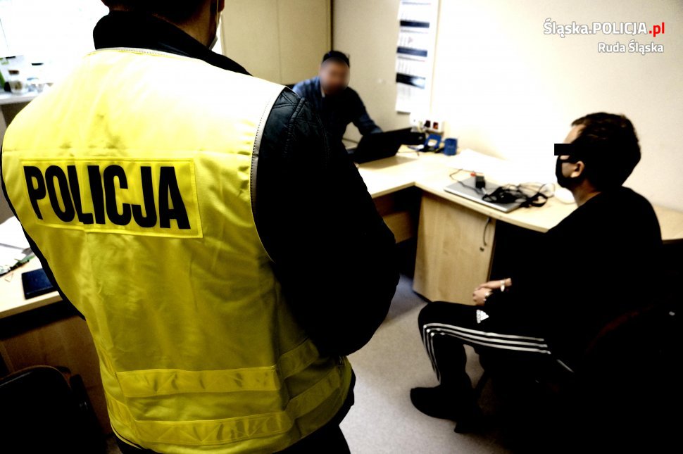 Policjanci przesłuchują oszusta