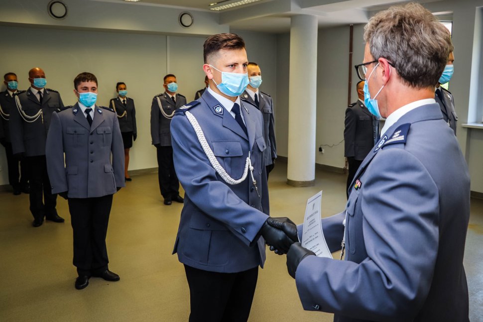 komendant gratuluje nominacji jednemu z policjantów