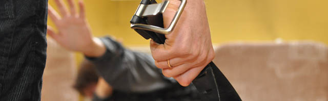 zdjęcie poglądowe - kobieta w tle zasłania się przed mężczyzną