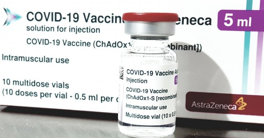 fiolka i pudełko z napisem COVID-19 Vaccine