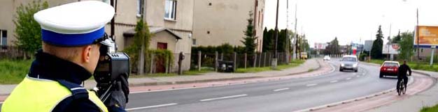 policjant kontrolujący prędkość - zdjęcie archiwalne