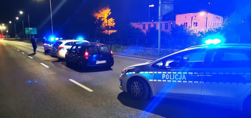 miejsce zatrzymania uciekającego kierowcy - 3 radiowozy i renault 
