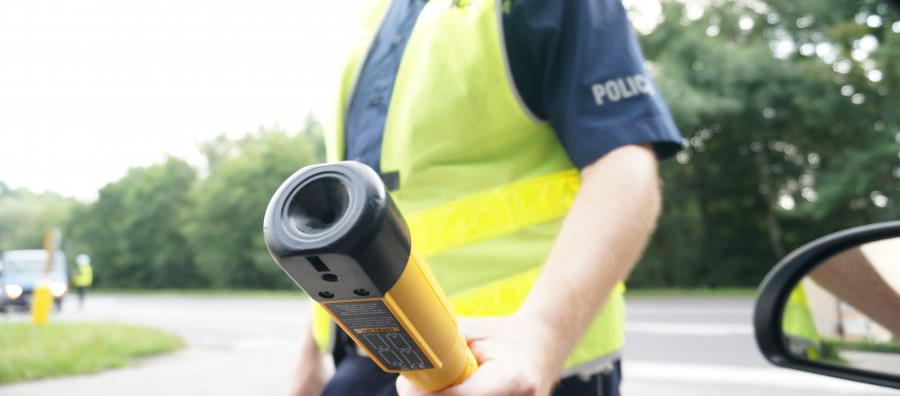 policjant z alkotestem