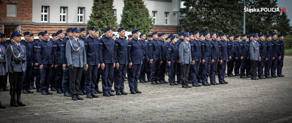 stojący policjanci w trakcie ślubowania