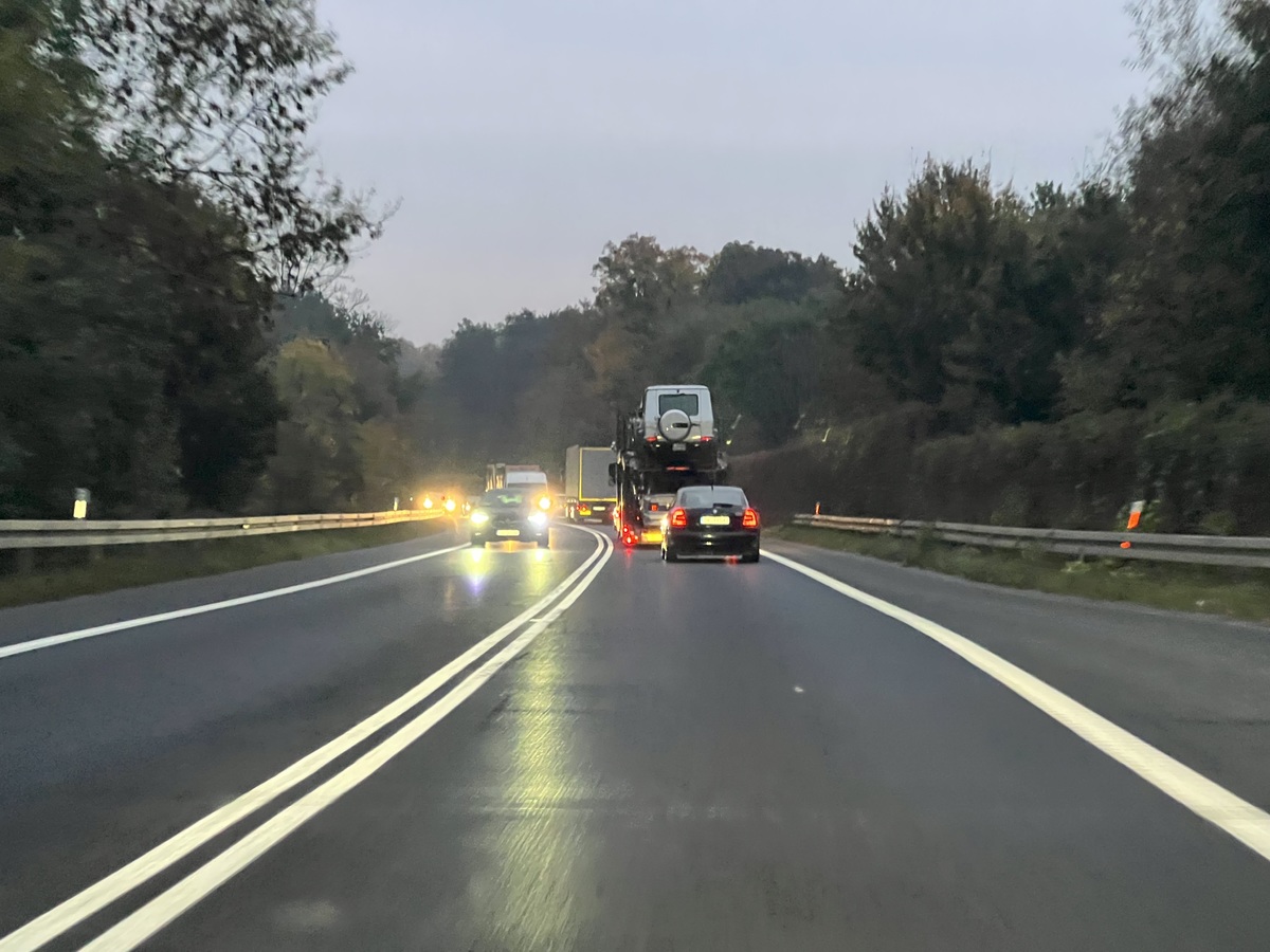 droga, pojazdy jadące w obie strony, trzymające się blisko siebie - zdjęcie poglądowe