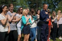 Zryw Wolnych Serc 2015 w Rudzie Śląskiej, młodzież wraz z inicjatorem akcji wystukująca rytm ludzkiego serca