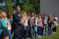 Zryw Wolnych Serc 2015 w Rudzie Śląskiej, młodzież wraz z inicjatorem akcji wystukująca rytm ludzkiego serca - zdjęcie 2