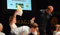 starszy sierżant Roman Aleksandrowicz oceniający pracę uczestników turnieju