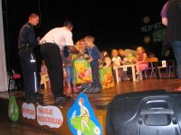 Policjanci wręczają nagrody uczestnikom turnieju