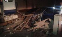 fiat siena który staranował betonowe ogrodzenie