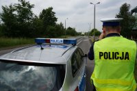 Policjant drogówki obserwuje newralgiczne przejście dla pieszych