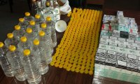 Przejęty przez policjantów i celników nielegalny alkohol, korki do plastikowych butelek i papierosy bez polskich znaków akcyzy.
