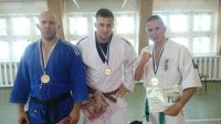 Rudzcy policjanci z medalami - zdjęcie pamiątkowe