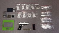 Policjanci zabezpieczyli narkotyki i broń