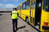 Policjant kontrolujący stan techniczny autobusu