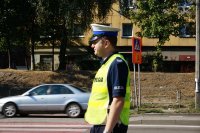 Policjanci z drogówki przy przejściu dla pieszych w rejonie szkoły