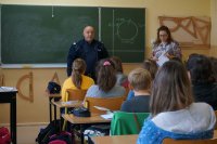 Sierż. szt. Robert Zieliński w trakcie pogadanki w I klasie gimnazjum