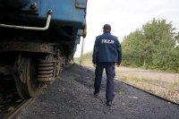 Policjant patrolujący teren bocznicy kolejowej