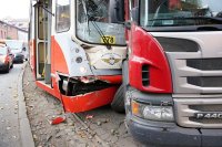 Wypadek tramwaju z ciężarówką