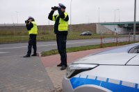 Mundurowi bacznie obserwują zachowanie kierowców ciężarówek