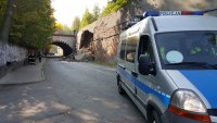 Policjanci zabezpieczają miejsce zawalenia muru oporowego