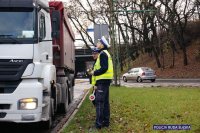 Policjanci kontrolujący samochód ciężarowy