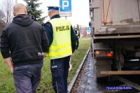 Policjanci kontrolujący samochód ciężarowy