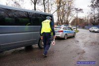 Policjant kontroluje busa do przewozu pasażerów