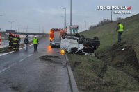 Policjanci i strażacy pracujący na miejscu zdarzenia