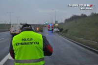 Policyjny technik wykonujący opis miejsca wypadku
