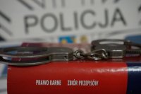 kodeks karny z logo policji