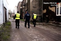 Policjanci patrolujący rudzkie podwórka